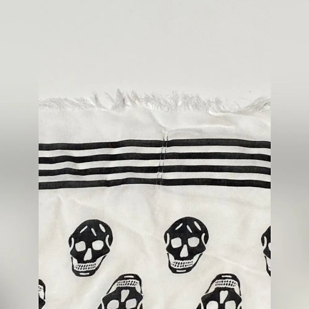 Alexander McQueen scarf in fabric with Skull print